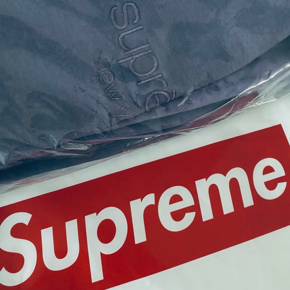 SOLD Supreme Spray Hooded Sweatshirt - Picture 3 of 3
